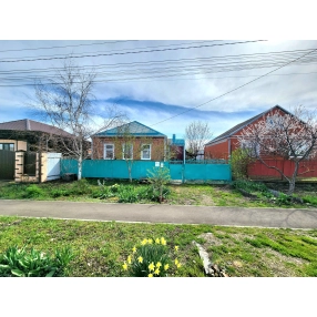 Кирпичный дом 70 м² в Выселках на ул. Свободы, участок 8 соток, сад